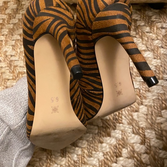 BCBG Pumps - Picture 6 of 7